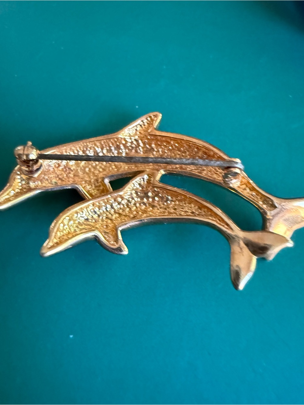 Vintage Krementz mother and baby dolphins gold brooch with rhinestone eyes - Picture 4 of 6